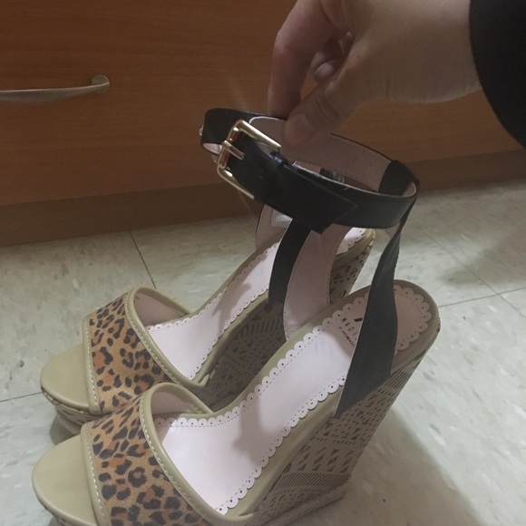 Shoedazzle; Madison wedges - Picture 3 of 3